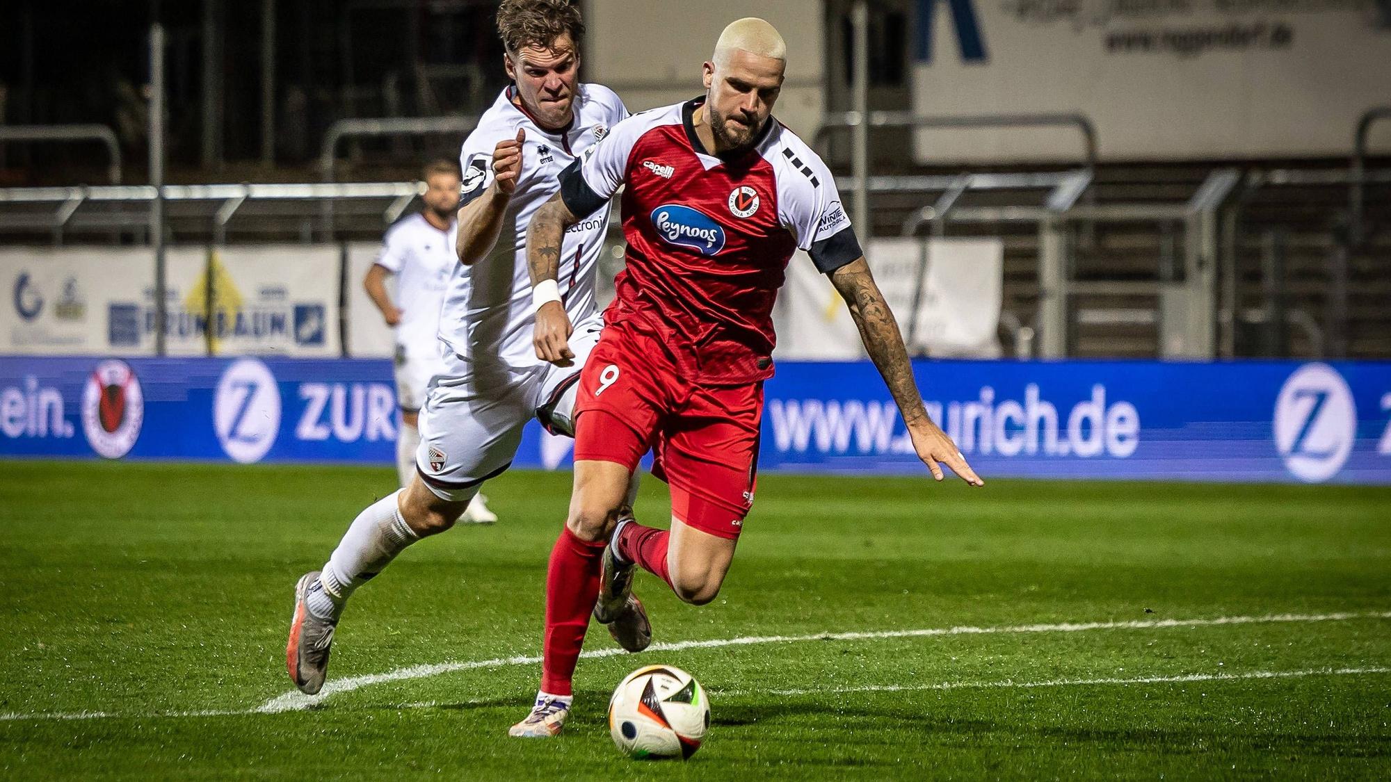 3. Liga: FC Viktoria Köln - FC Ingolstadt 04, 22.10.2024 Lex-Tyger Lobinger FC Viktoria Köln, 9 und Simon Lorentz FC Ingolstadt 04, 32 Köln, 22.10.2024, 11. Spieltag der 3. Fußball-Liga, FC Viktoria Köln - FC Ingolstadt 04 im Sportpark Hoehenberg in Köln. Die DFL-Bestimmungen verbieten die Verwendung von Fotografien als Bildsequenzen und / oder Quasi-Videos. *** 3 Liga FC Viktoria Köln FC Ingolstadt 04, 22 10 2024 Lex Tyger Lobinger FC Viktoria Köln, 9 and Simon Lorentz FC Ingolstadt 04, 32 Cologne, 22 10 2024, 11 Matchday of the 3 Football League, FC Viktoria Köln FC Ingolstadt 04 at Sportpark Hoehenberg in Cologne The DFL regulations prohibit the use of photographs as image sequences and or quasi videos Copyright: xBEAUTIFULxSPORTS/LeahxKohringx