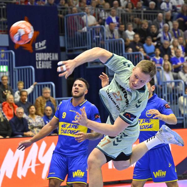 Kristjan Horzen hat sich durchgesetzt und wirft den Ball Richtung Tor.