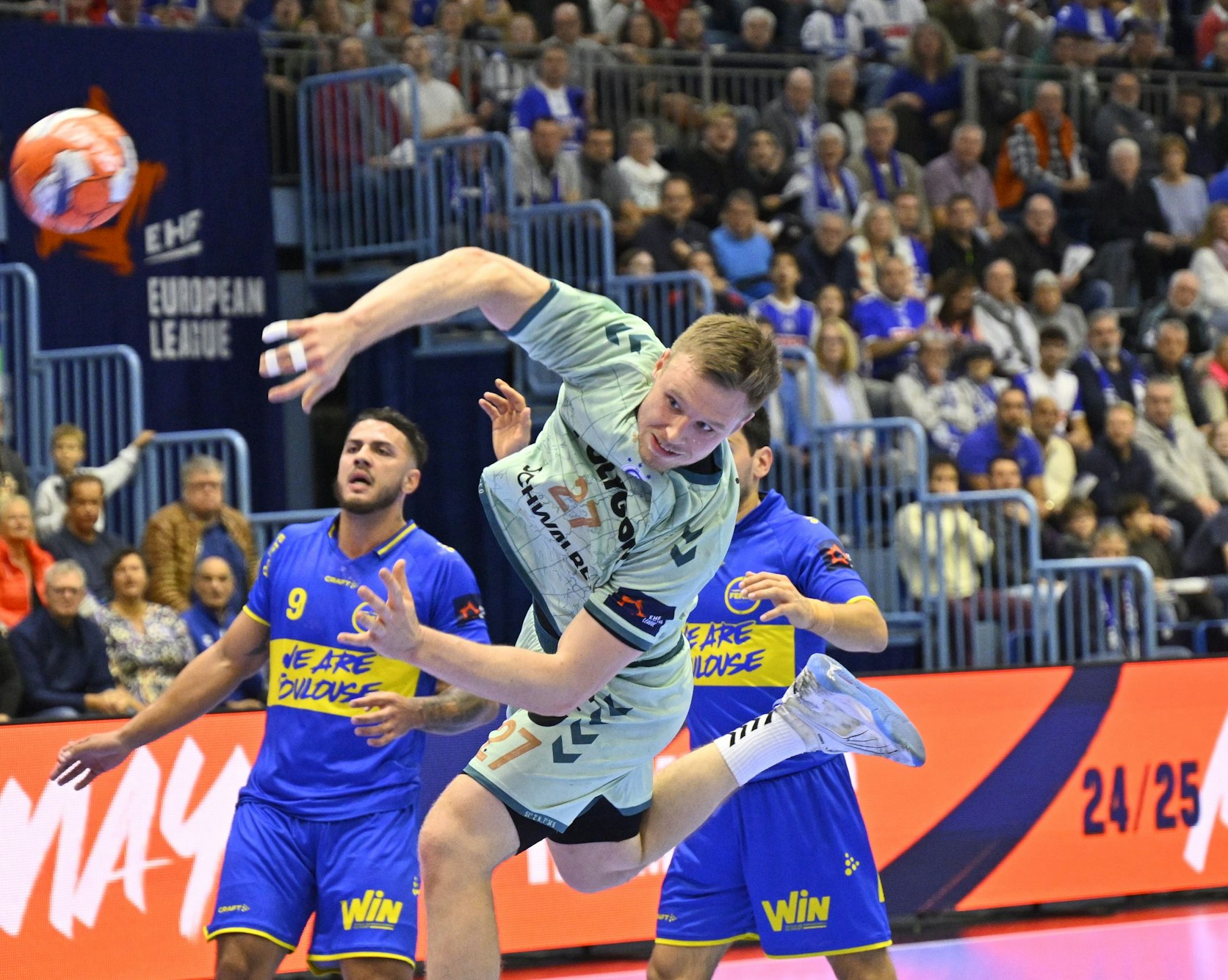 Kristjan Horzen hat sich durchgesetzt und wirft den Ball Richtung Tor.