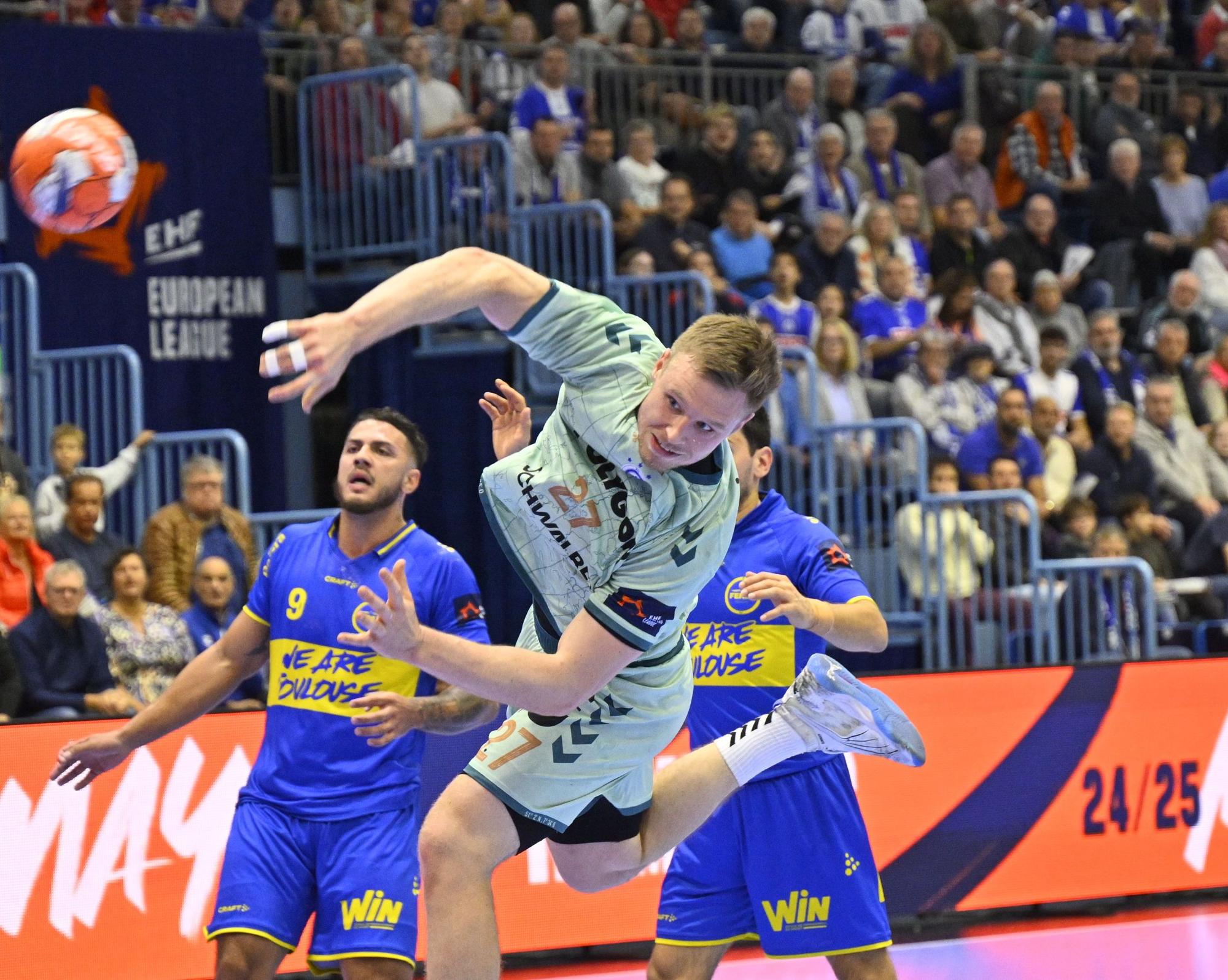 Kristjan Horzen hat sich durchgesetzt und wirft den Ball Richtung Tor.