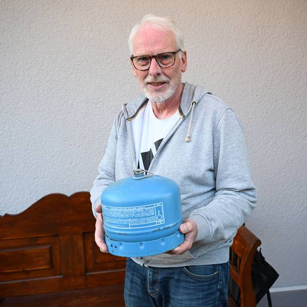 Stephan Dreisbach mit seiner alten Gasflasche, die kein Entsorger annehmen wollte.