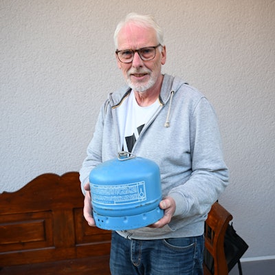 Stephan Dreisbach mit seiner alten Gasflasche, die kein Entsorger annehmen wollte.