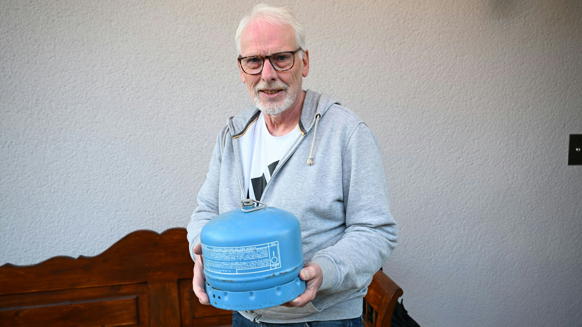 Stephan Dreisbach mit seiner alten Gasflasche, die kein Entsorger annehmen wollte.