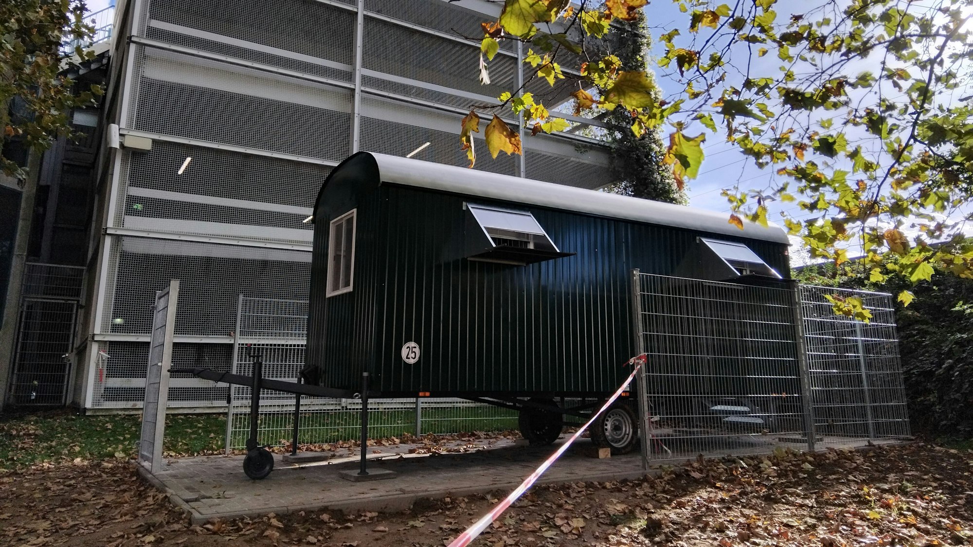 Die Stadt Siegburg hat gemeinsam mit dem Verein "Taubenhaus Management" einen Taubenwagen neben dem Siegburger Bahnhof aufgestellt.