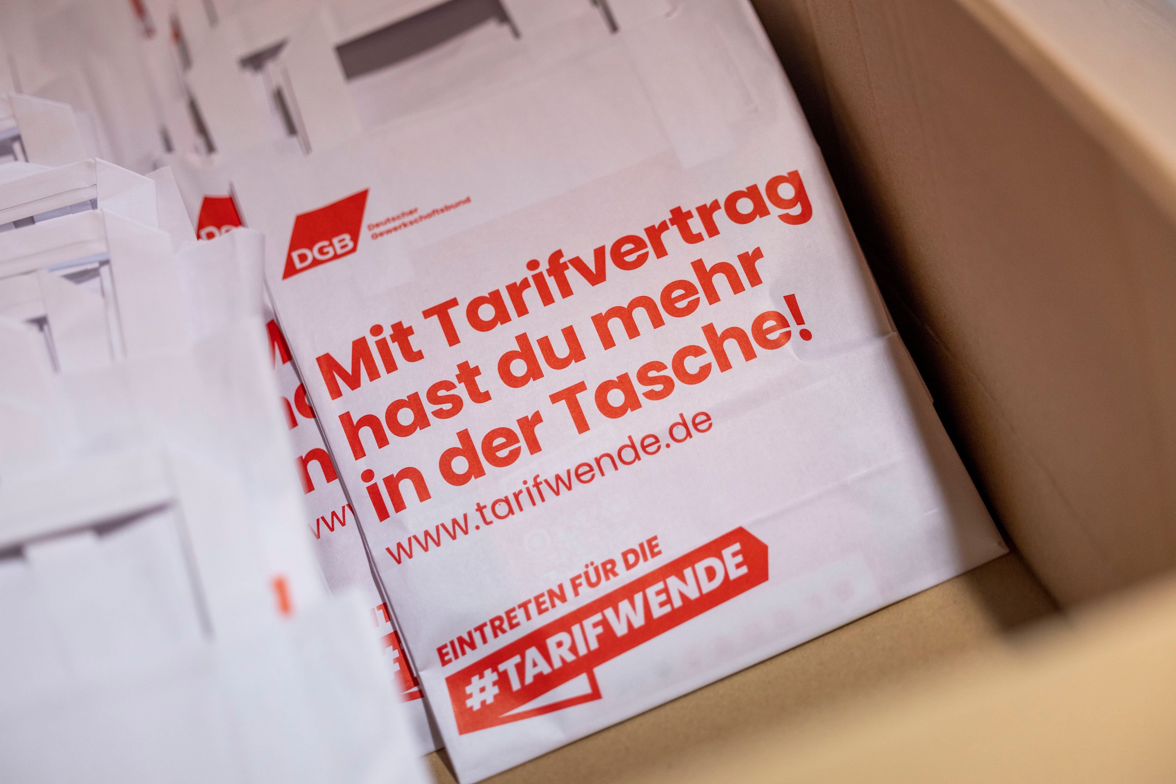 Im Rahmen eines bundesweiten Aktionstags des Deutschen Gewerkschaftsbundes (DGB) verteilen Gewerkschaftsmitglieder im Hauptbahnhof Papiertüten mit der Aufschrift: ·Mit Tarifvertrag hast du mehr in der Tasche!·