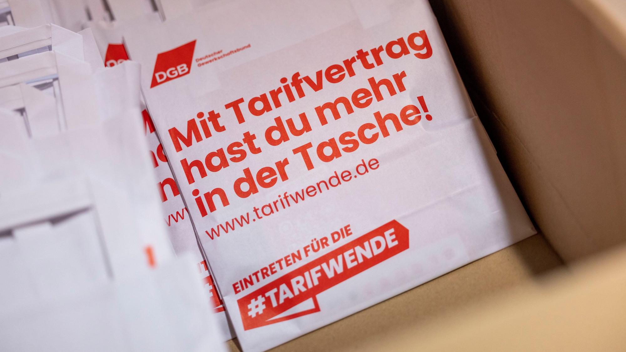 Im Rahmen eines bundesweiten Aktionstags des Deutschen Gewerkschaftsbundes (DGB) verteilen Gewerkschaftsmitglieder im Hauptbahnhof Papiertüten mit der Aufschrift: ·Mit Tarifvertrag hast du mehr in der Tasche!·