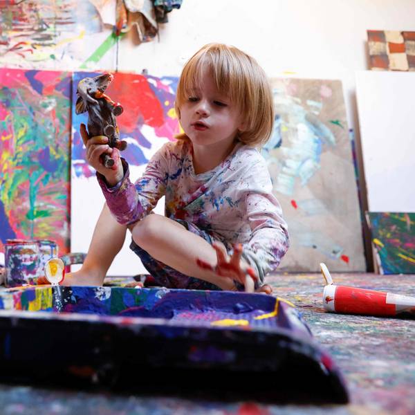Laurent Schwarz, drei Jahre alt, erstellt ein Kunstwerk in seinem Atelier im Haus seiner Eltern in Neubeuern bei Rosenheim.