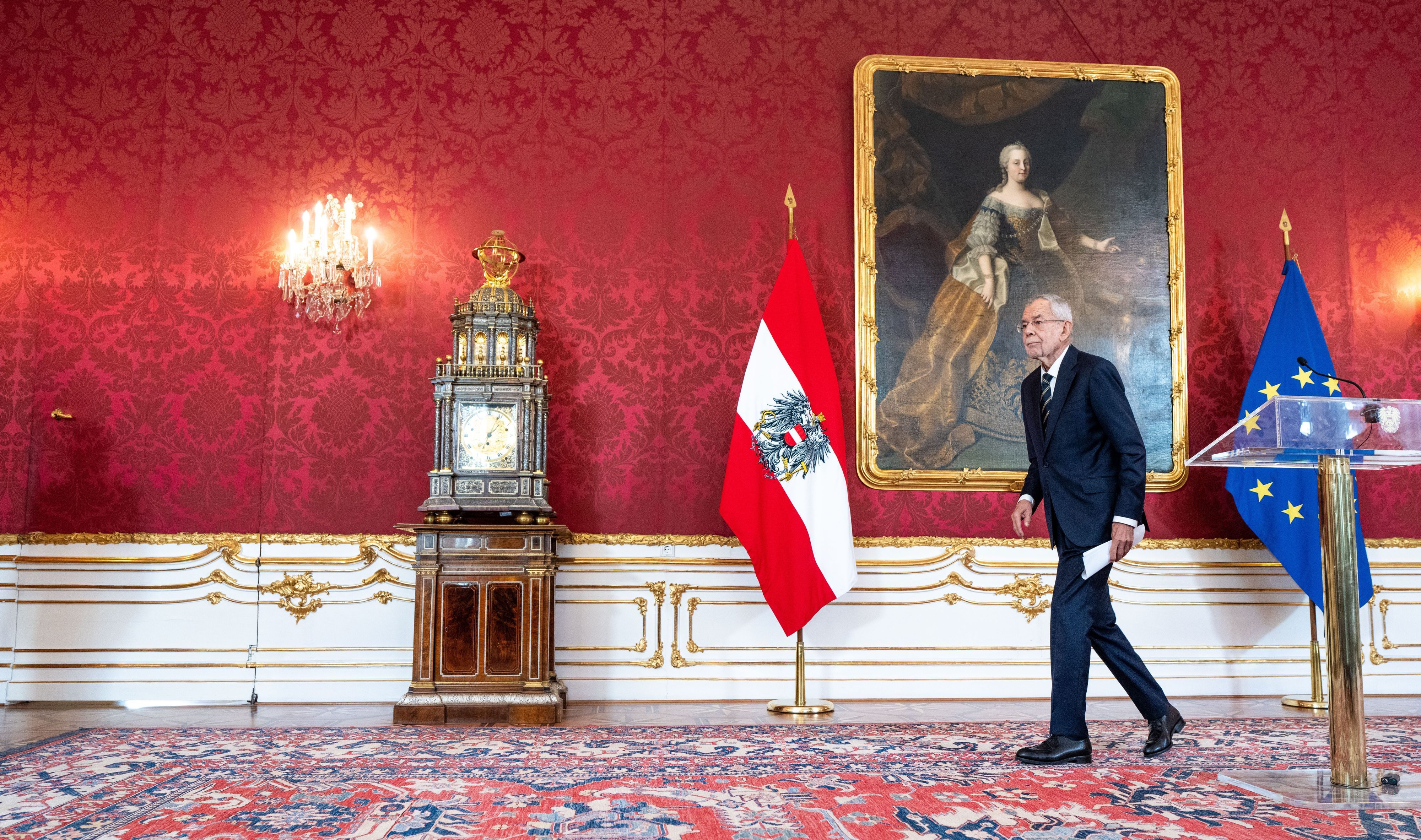 Alexander Van der Bellen, Bundespräsident von Österreich, beendet eine Pressekonferenz. Trotz des jüngsten Wahlsiegs der rechten FPÖ hat Österreichs Bundespräsident Van der Bellen der Partei entgegen bisherigen Gepflogenheiten keinen Auftrag zur Regierungsbildung erteilt. (Archivbild)