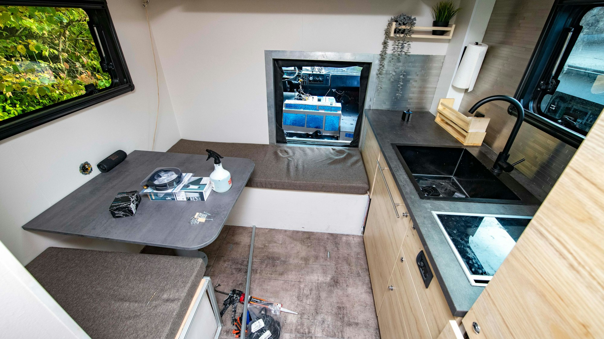 Blick in die Küche eines ausgebauten Expeditionsmobils.