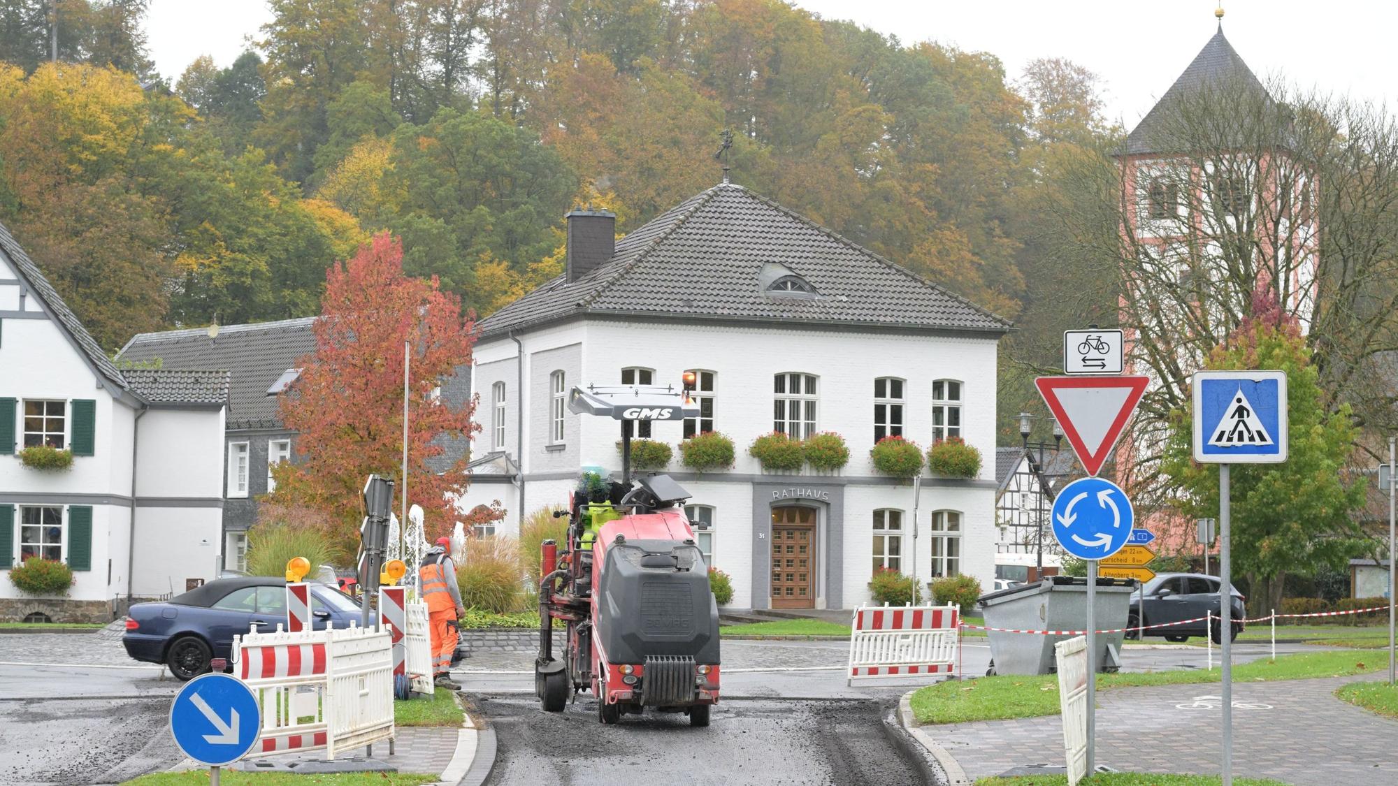Baufahrzeuge am Kreisverkehr vordem Odenthaler Rathaus.