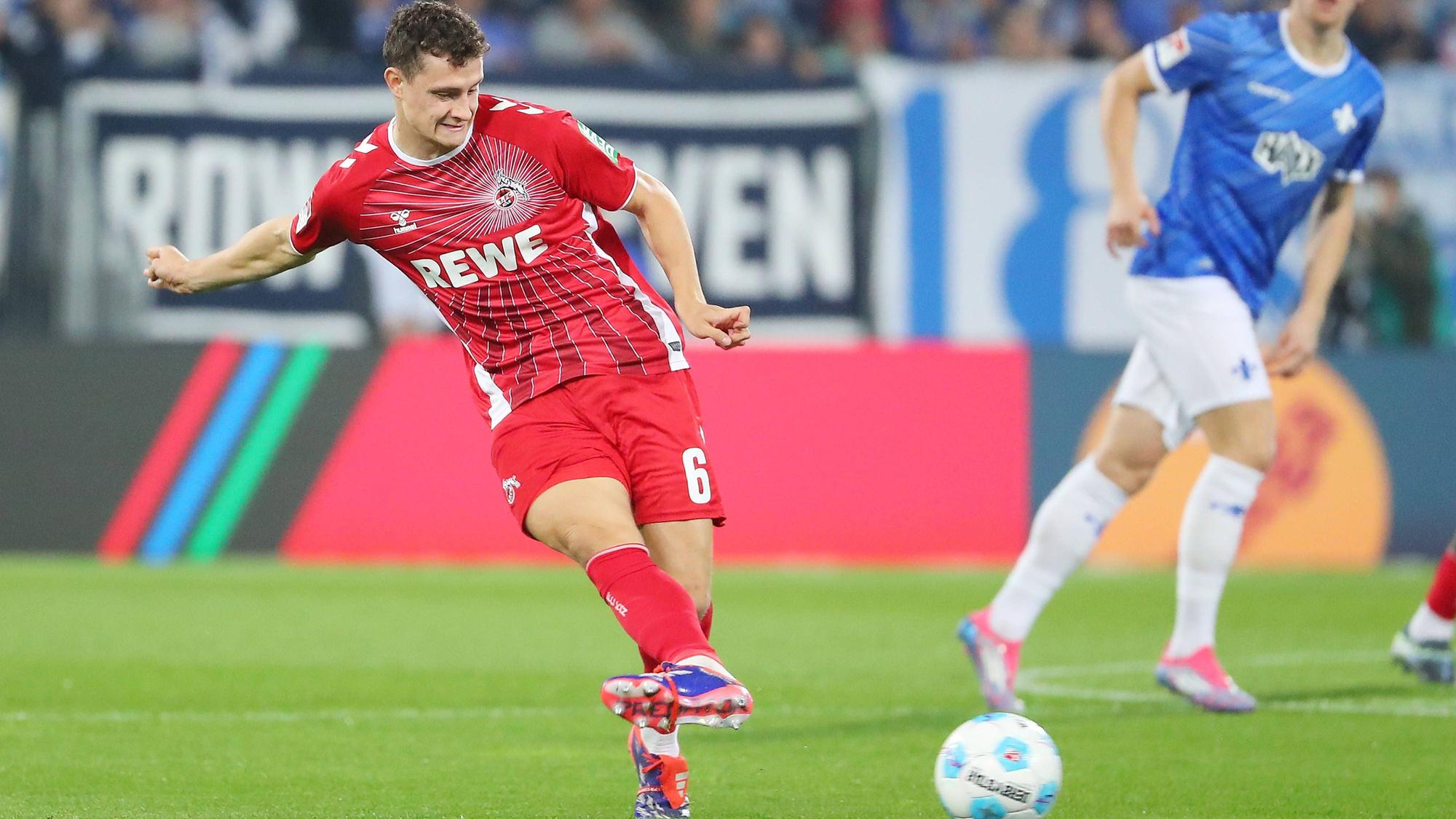 Eric Martel (l.) vom 1. FC Köln spielt den Ball bei der Partie bei Darmstadt 98.