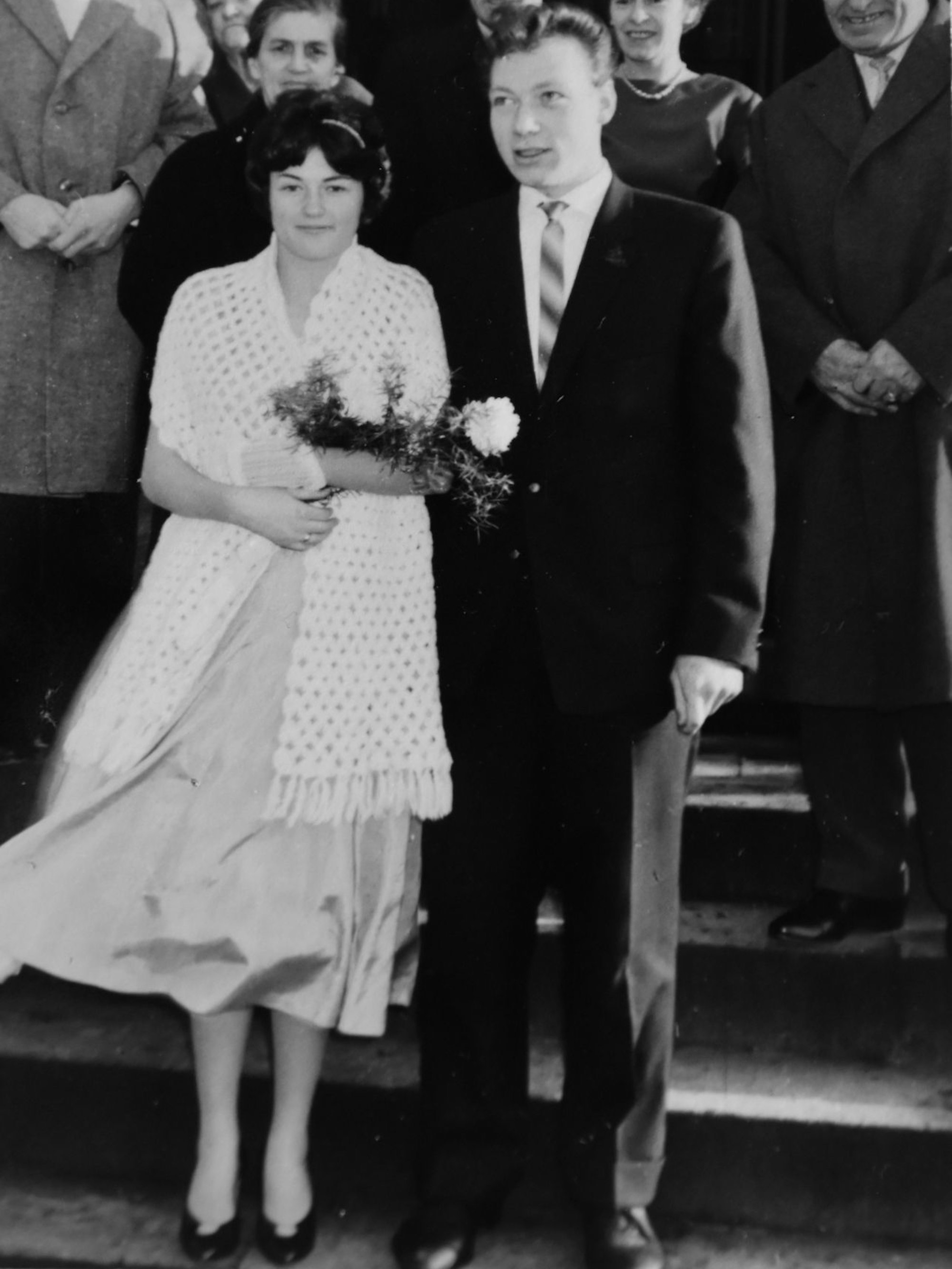 Ein Schwarz-Weiß-Hochzeitsfoto aus den 50er Jahren.