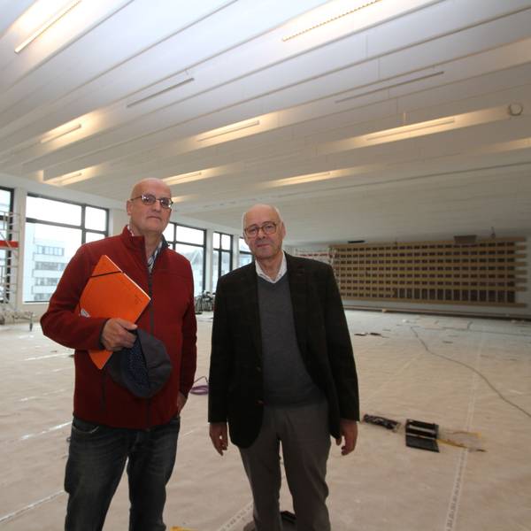 Zwei Männer in einem neu gebauten Saal