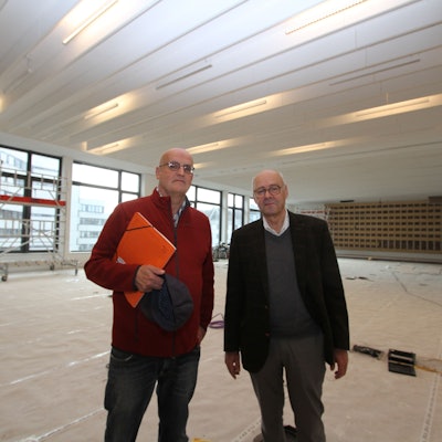 Zwei Männer in einem neu gebauten Saal