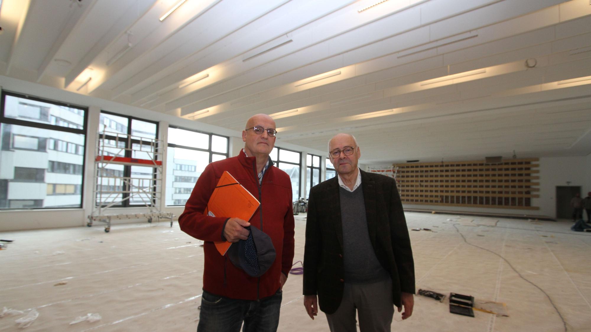 Zwei Männer in einem neu gebauten Saal