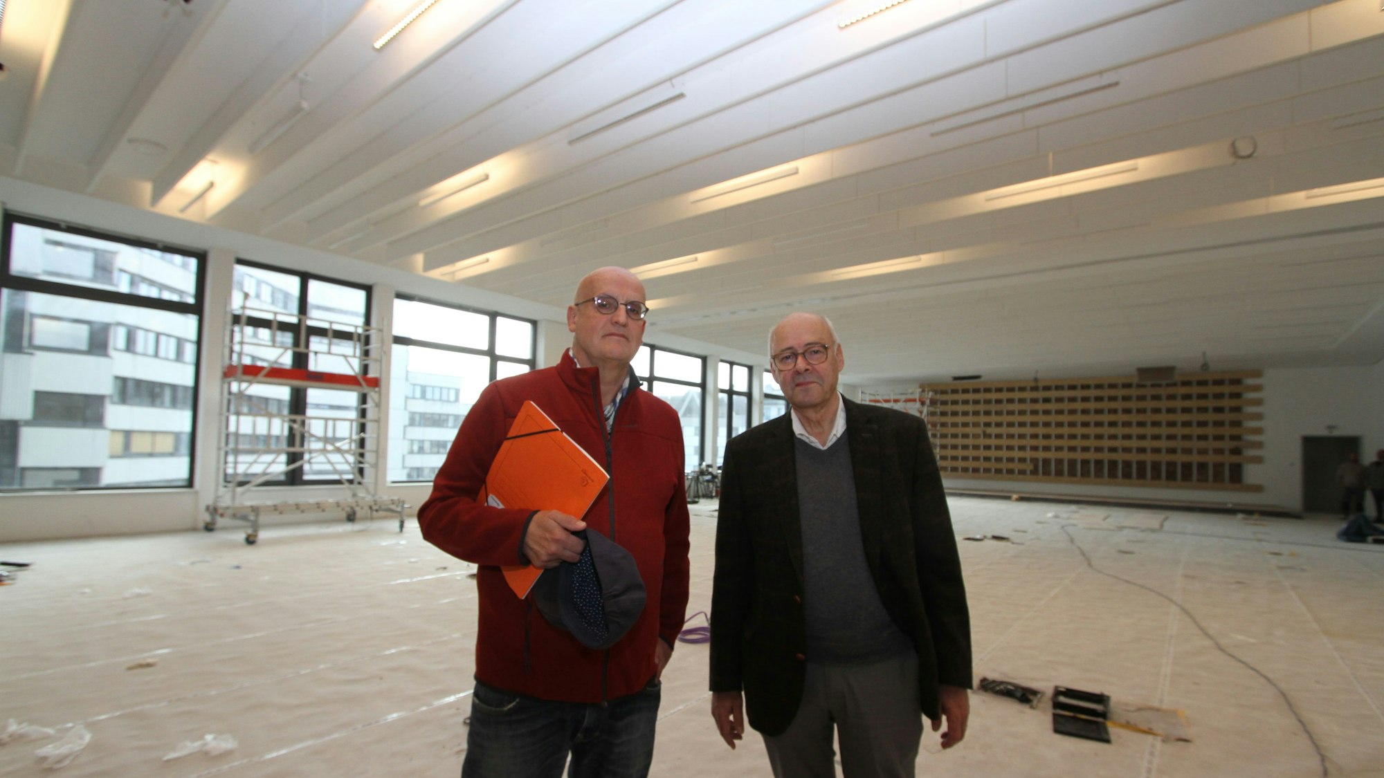 Zwei Männer in einem neu gebauten Saal