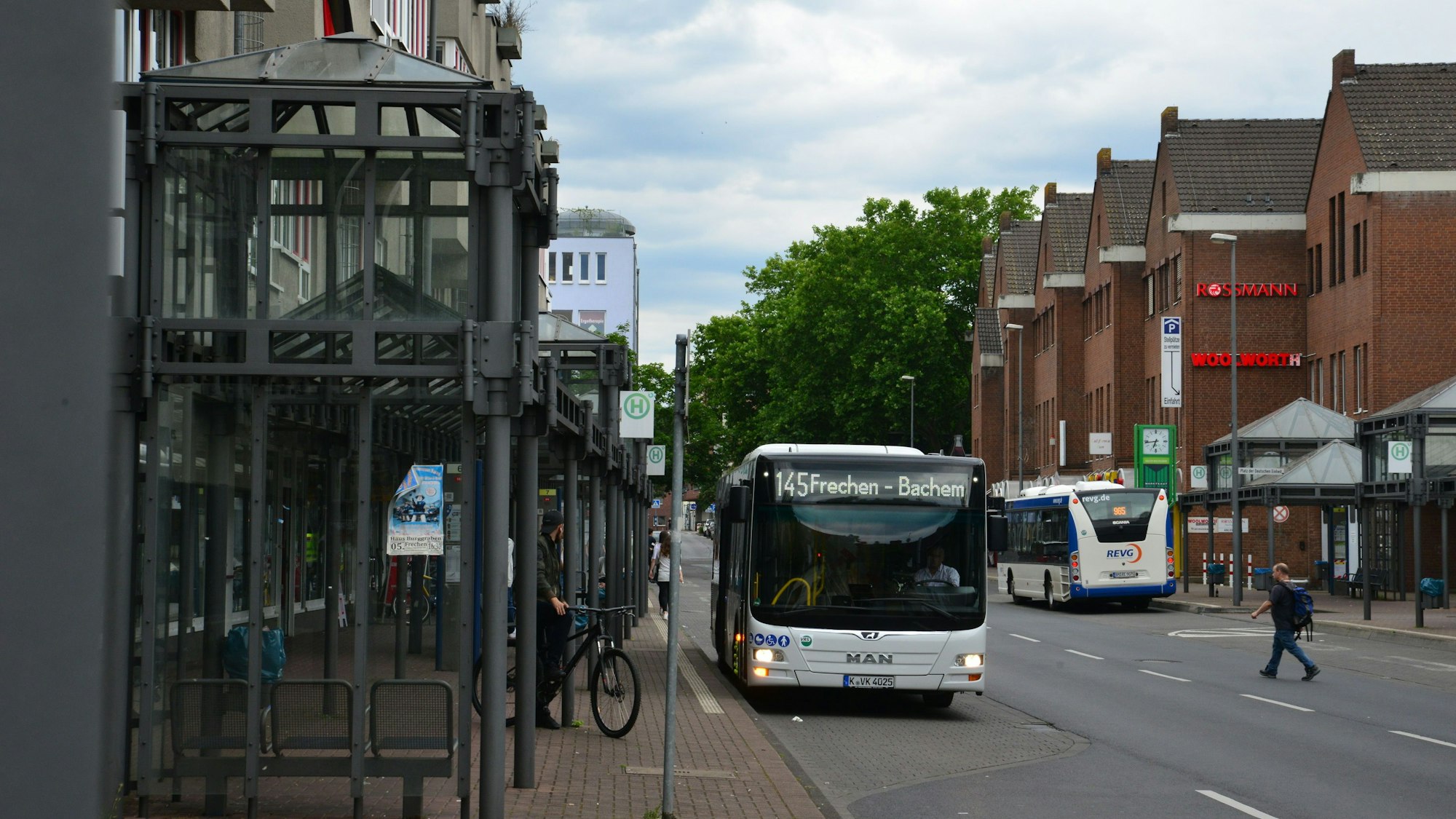 Das Foto zeigt einen Bus an einem Busbahnhof.