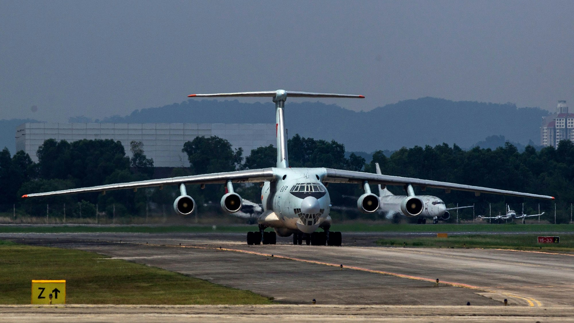 Eine Transportmaschine vom Typ Iljuschin IL-76 landet auf dem Flugplatz.