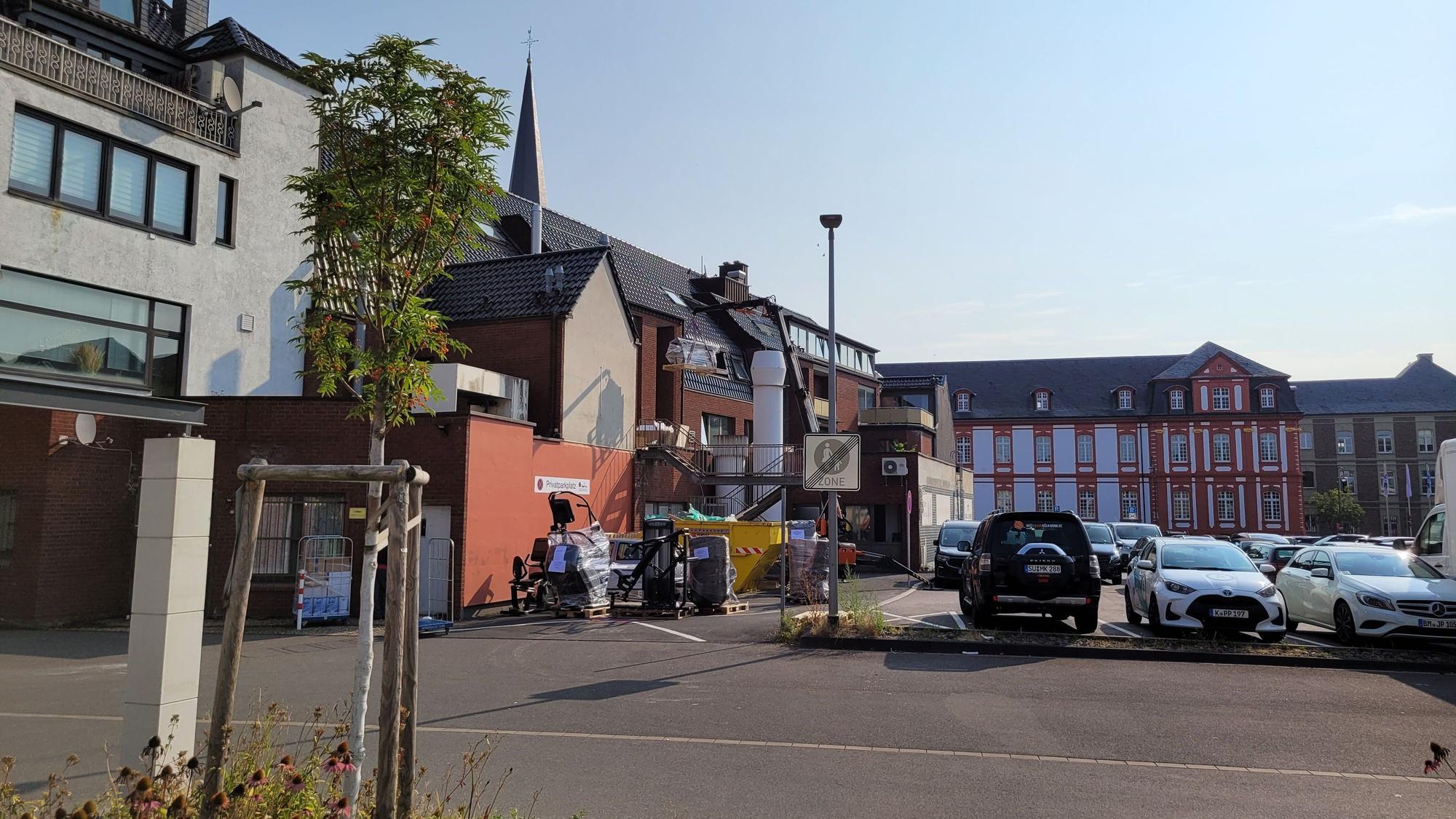 Blick auf einen Parkplatz.