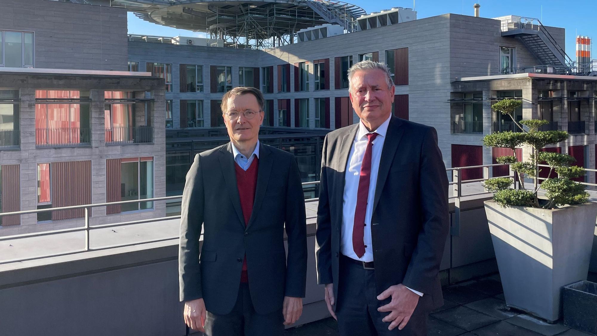 Gemeinsame Pressekonferenz nach einem Austausch über das Gesundheitswesen: Karl Lauterbach und Edgar Schömig im 4. Stock der Uniklinik Köln