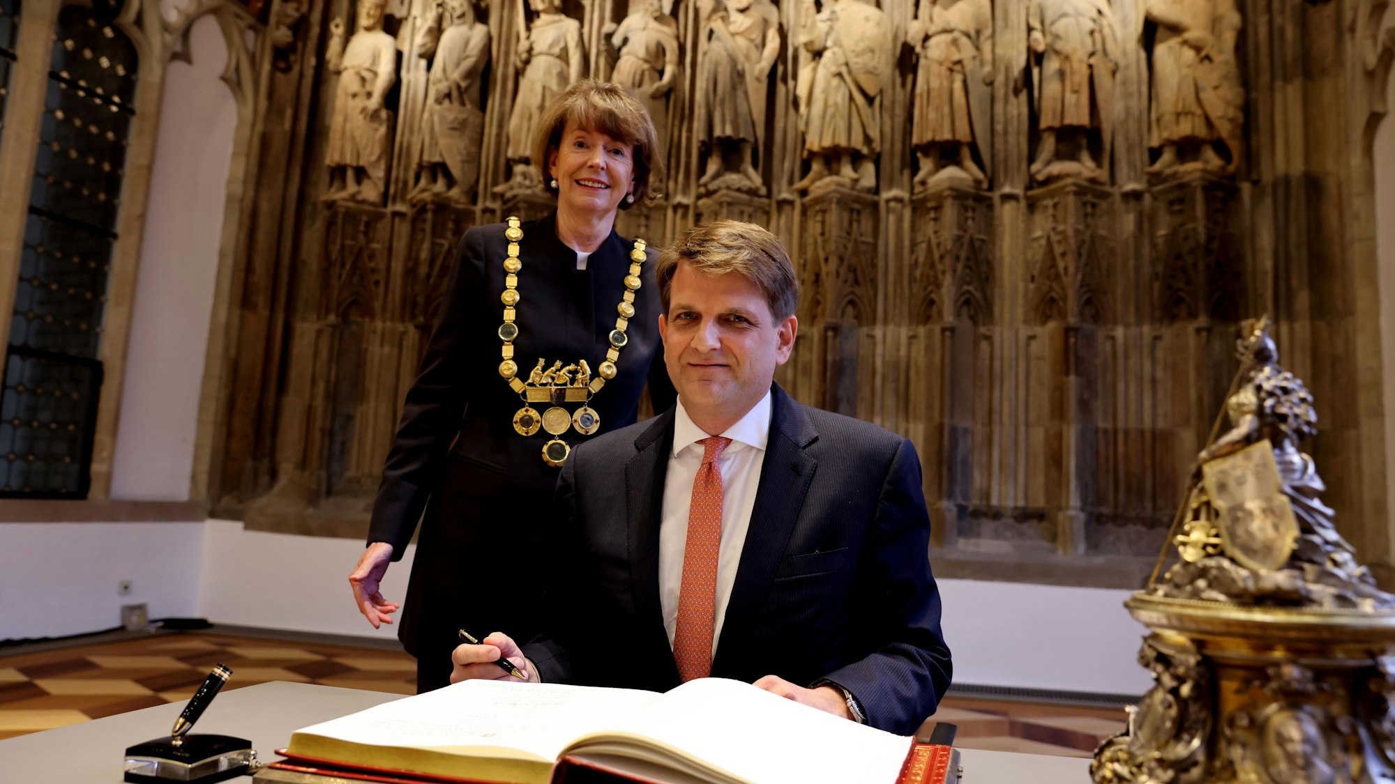 Leopold Hoesch trägt sich ins Goldene Buch ein.