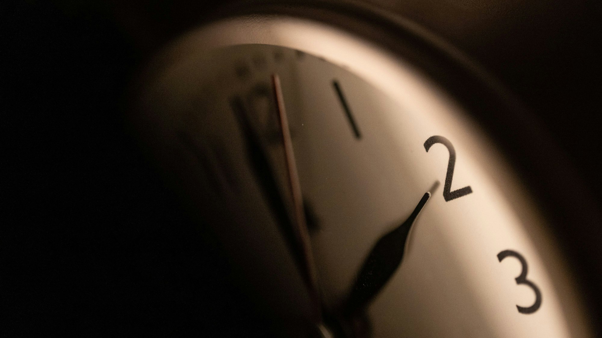 IEin Wecker zeigt zwei Uhr an.