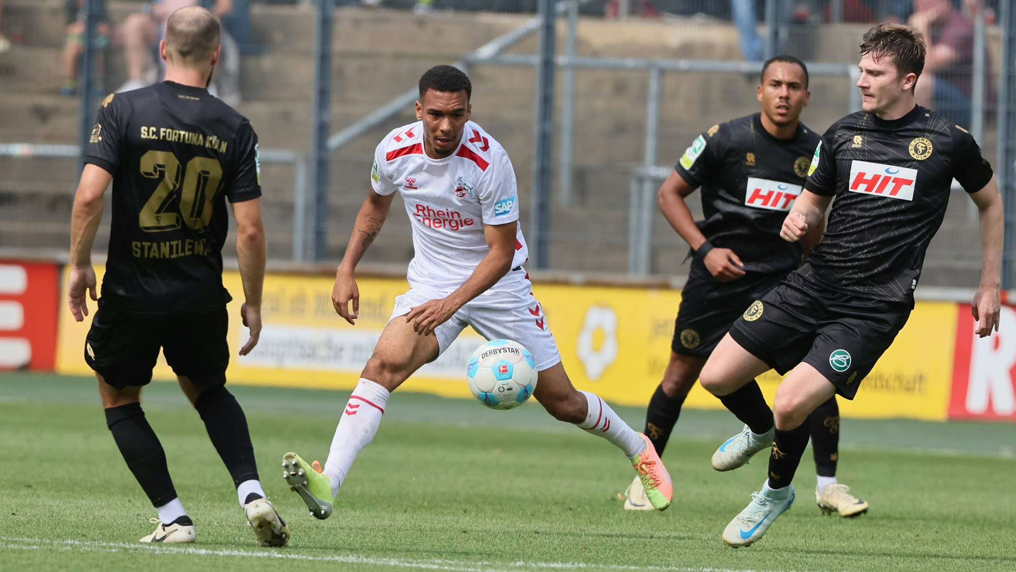 1. FC Köln Amateure U23 vs. Fortuna Köln, Regionalliga West, Saison 2024/25, Mitte von links: Oliver Issa Schmitt 1. FC Köln, Marvin Mika Fortuna18.05.2024, Bild: *** 1 FC Köln Amateure U23 vs Fortuna Köln, Regionalliga West, season 2024 25, center from left Oliver Issa Schmitt 1 FC Köln , Marvin Mika Fortuna 18 05 2024, picture