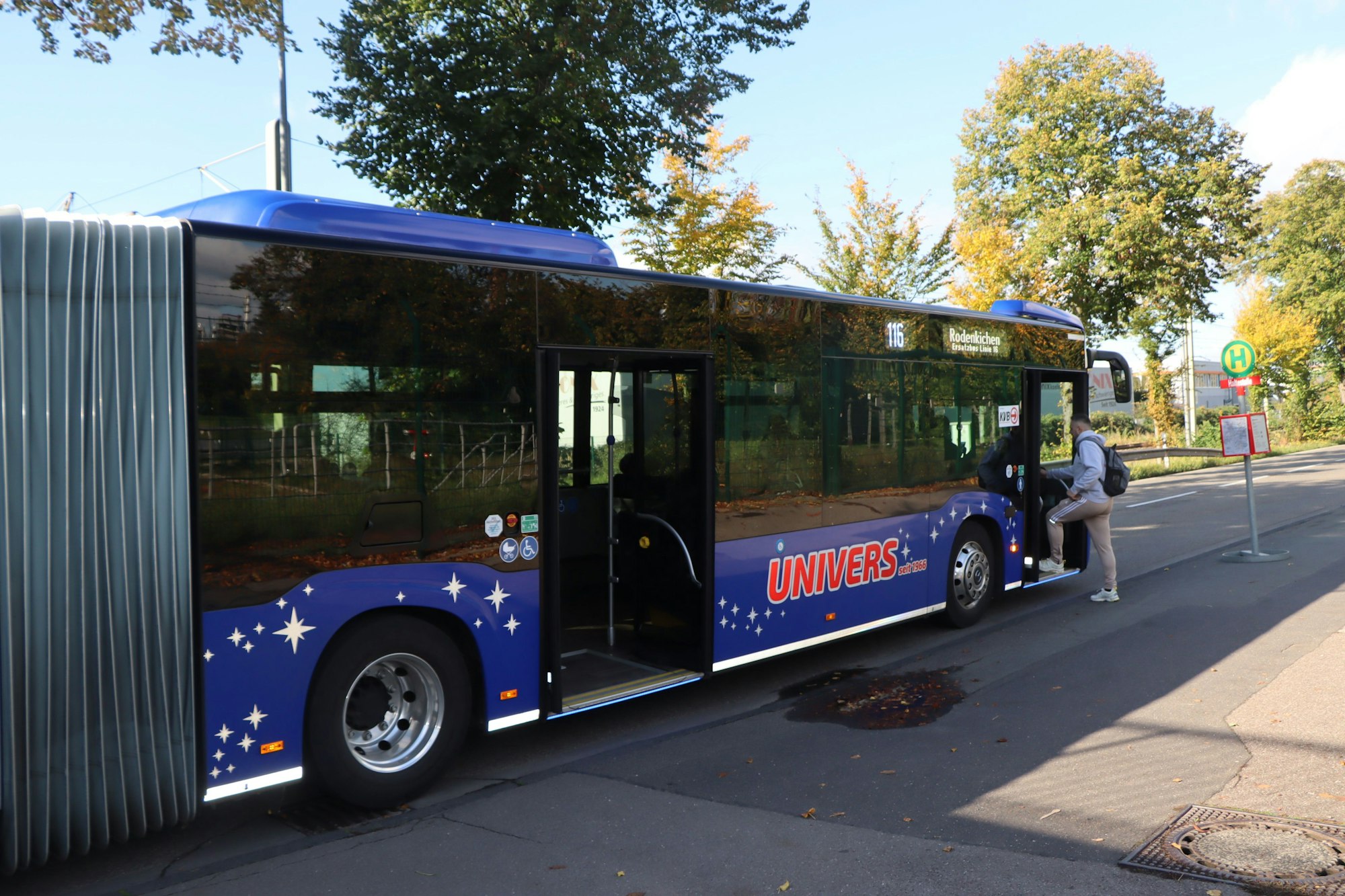 Das bild zeigt einen blauen Bus in Wesseling.
