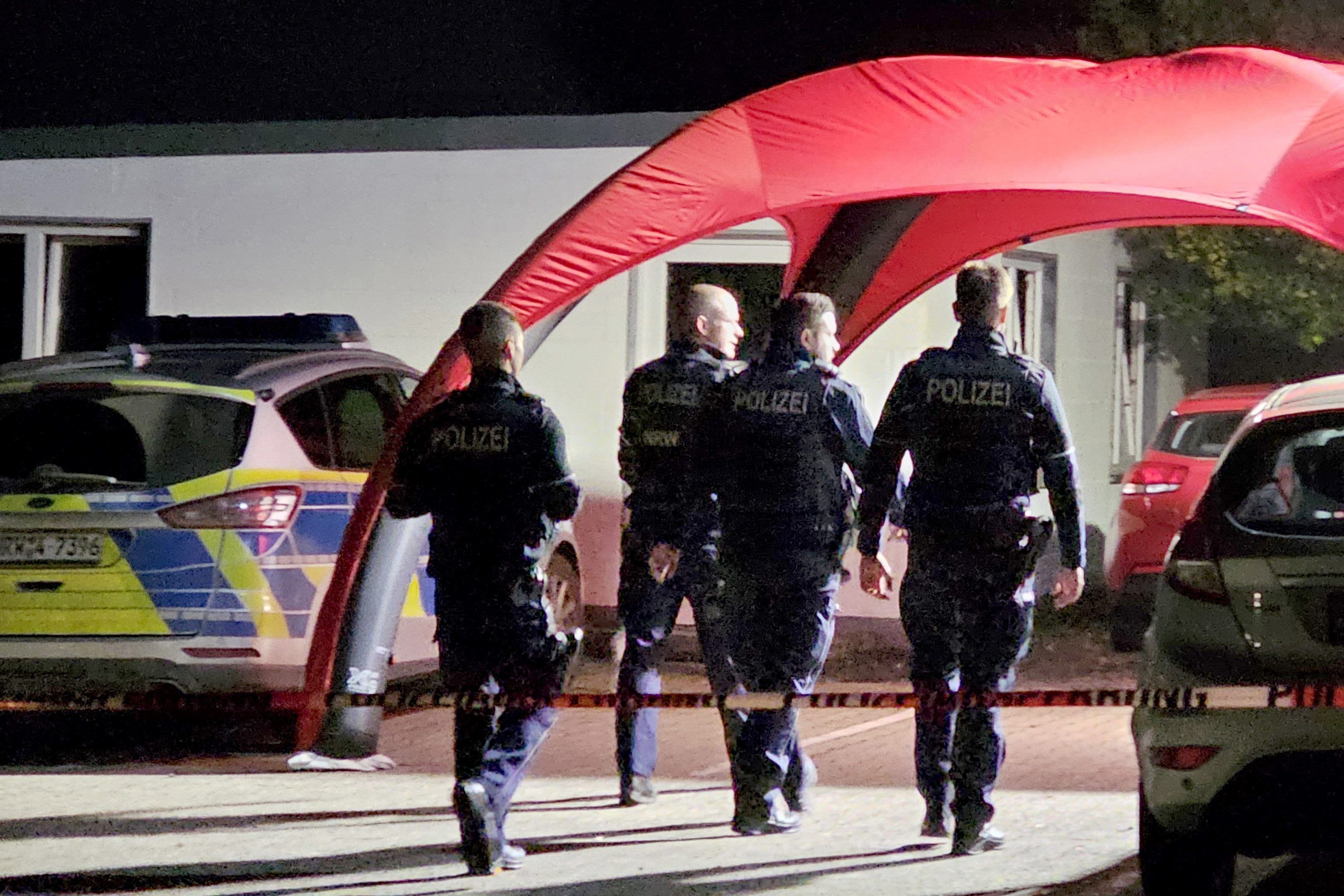 22.10.2024, Nordrhein-Westfalen, Gangelt: Polizisten ermitteln am Tatort in der Ortschaft Gangelt (Kreis Heinsberg). In Gangelt im Kreis Heinsberg ist eine Person durch eine Schussabgabe der Polizei getötet worden. Der Vorfall habe sich am Montagabend im Rahmen eines Polizeieinsatzes ereignet, teilte die Staatsanwaltschaft mit. Foto: News5/dpa +++ dpa-Bildfunk +++
