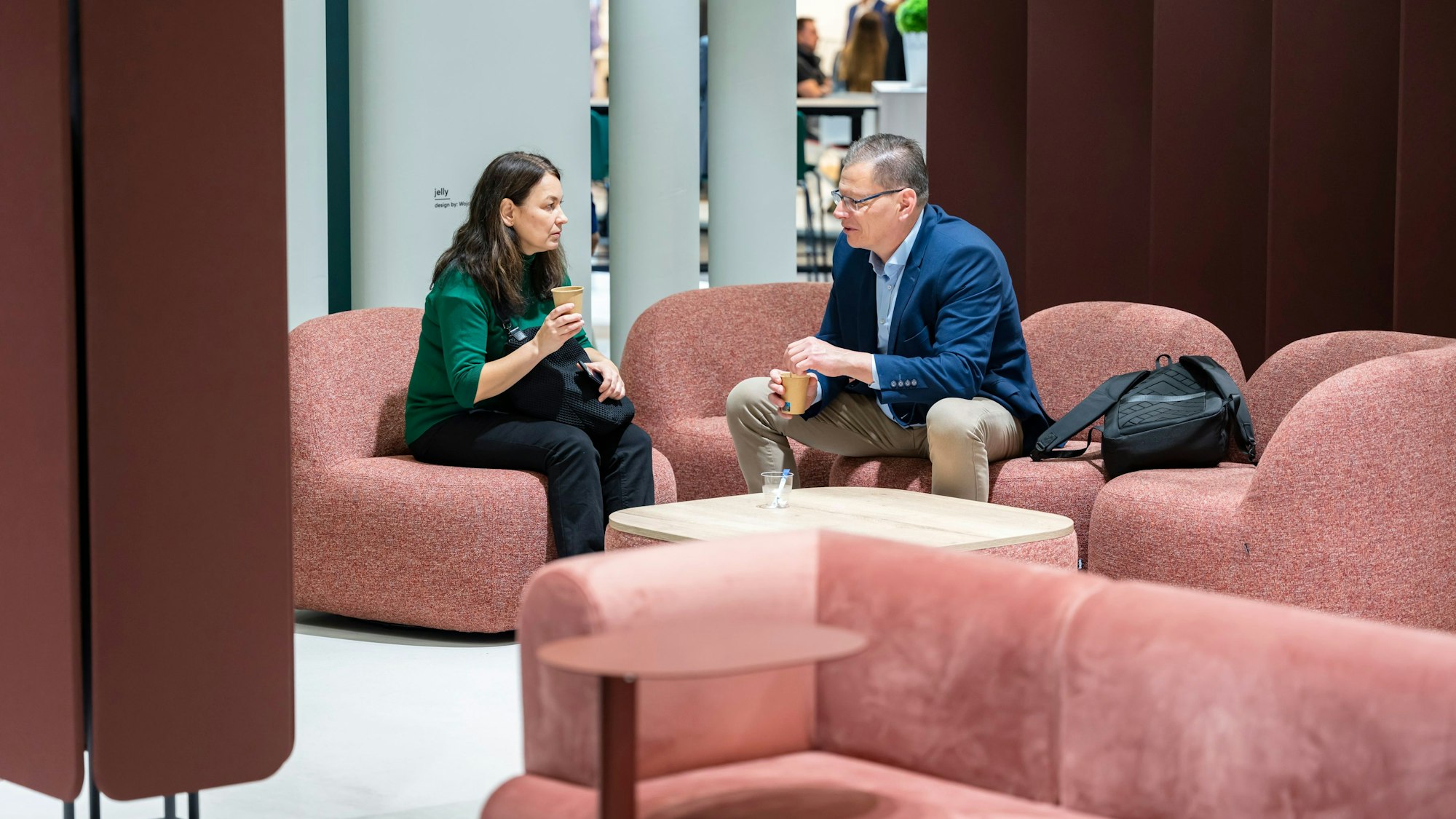 Sitzgruppen in modernen Büros werden wohnlicher.