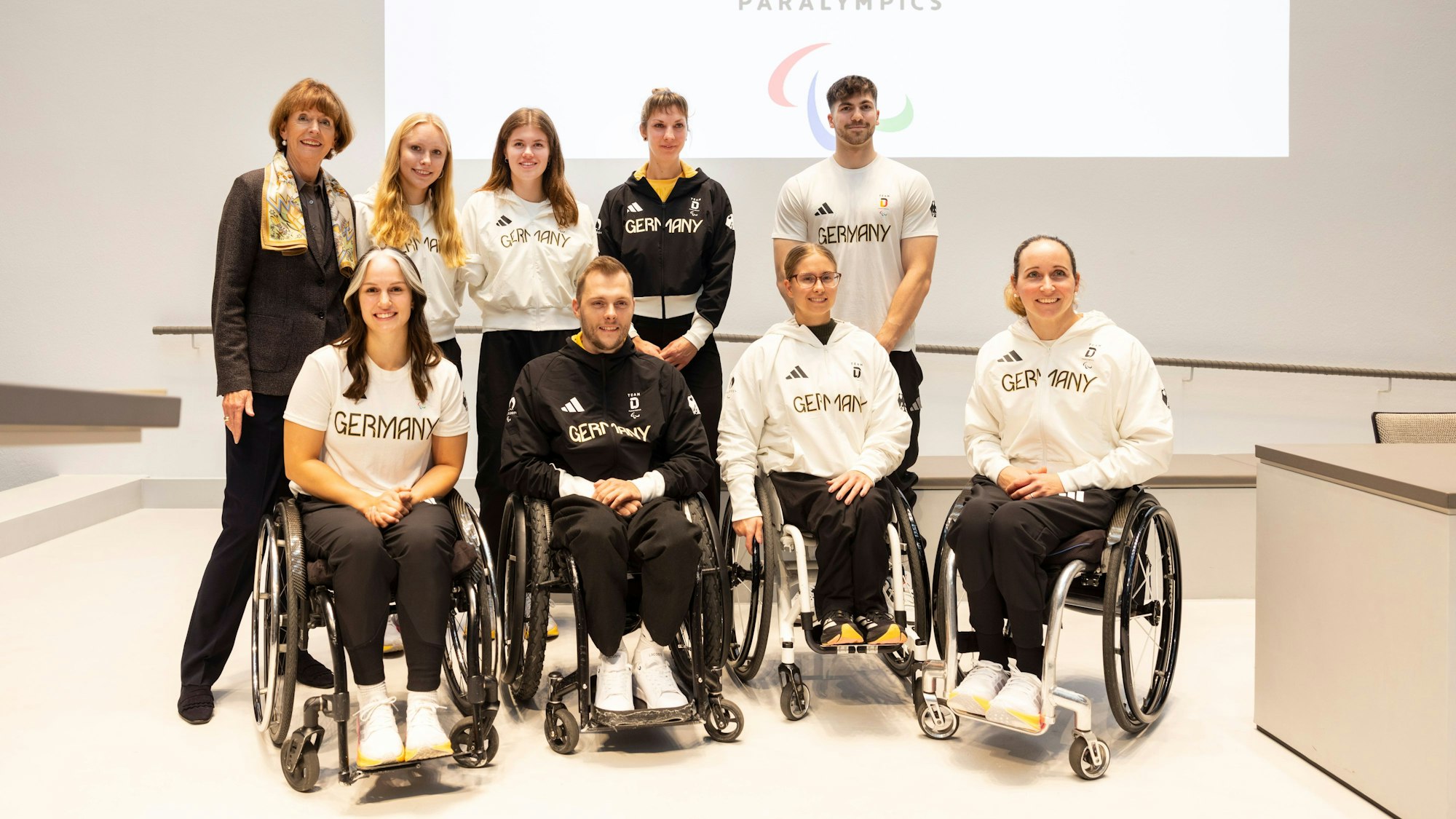 Ein Teil von „Team D“ traf Henriette Reker (l.): Kim Marie Vaske, (zweite von l. o., dann im Uhrzeigersinn), Jule Roß, Kathrin Marchand und Thomas Reier, sowie Annika Zeyen-Giles, Sandra Mikolaschek, Florian Bongard und Lisa Bergenthal.