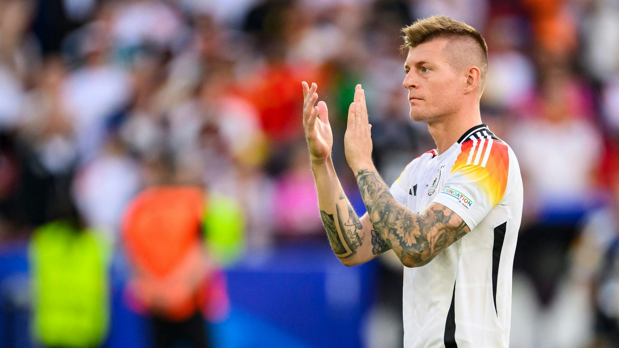 Toni Kroos bedankt sich nach dem Spiel bei den Fans für die Unterstützung.