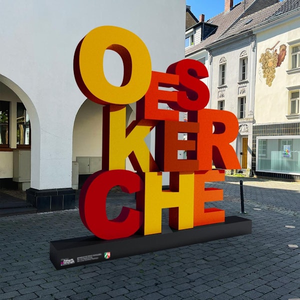 Die Visualisierung zeigt einen auffälligen Schriftzug in den Farben Gelb, Rot und Orange.