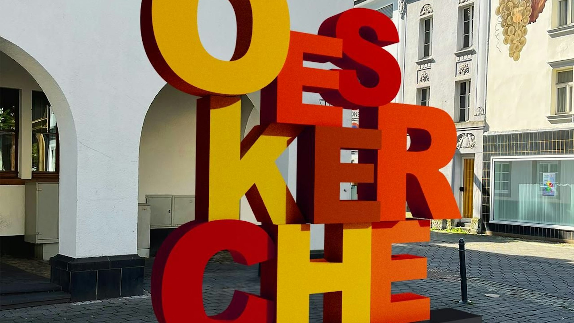 Die Visualisierung zeigt einen auffälligen Schriftzug in den Farben Gelb, Rot und Orange.