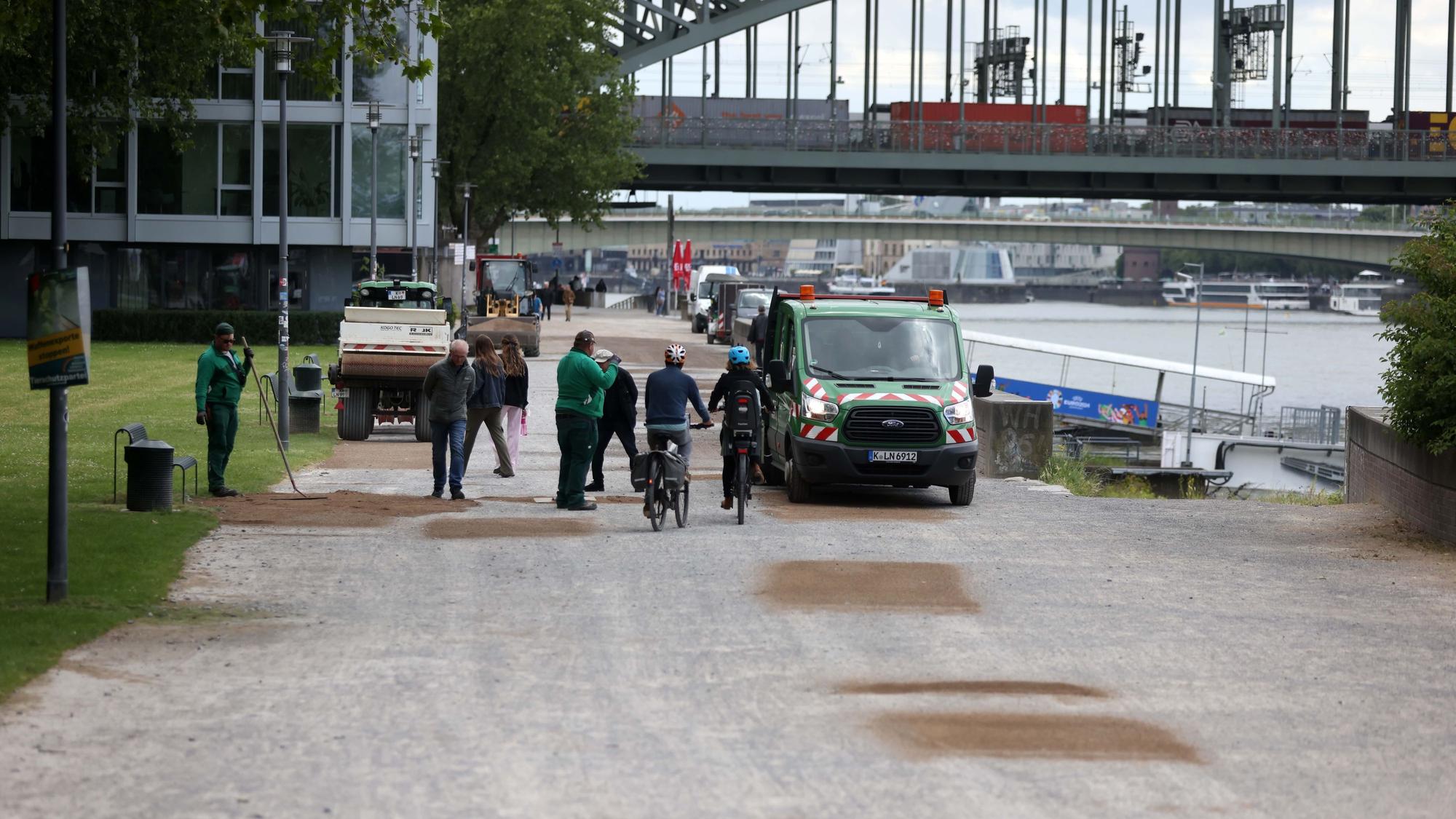 Blick auf den provisorisch ausgebesserten Weg am Rheinufer zwischen dem Rheinpark und der Hohenzollernbrücke. Dieser soll nun neu gestaltet werden.