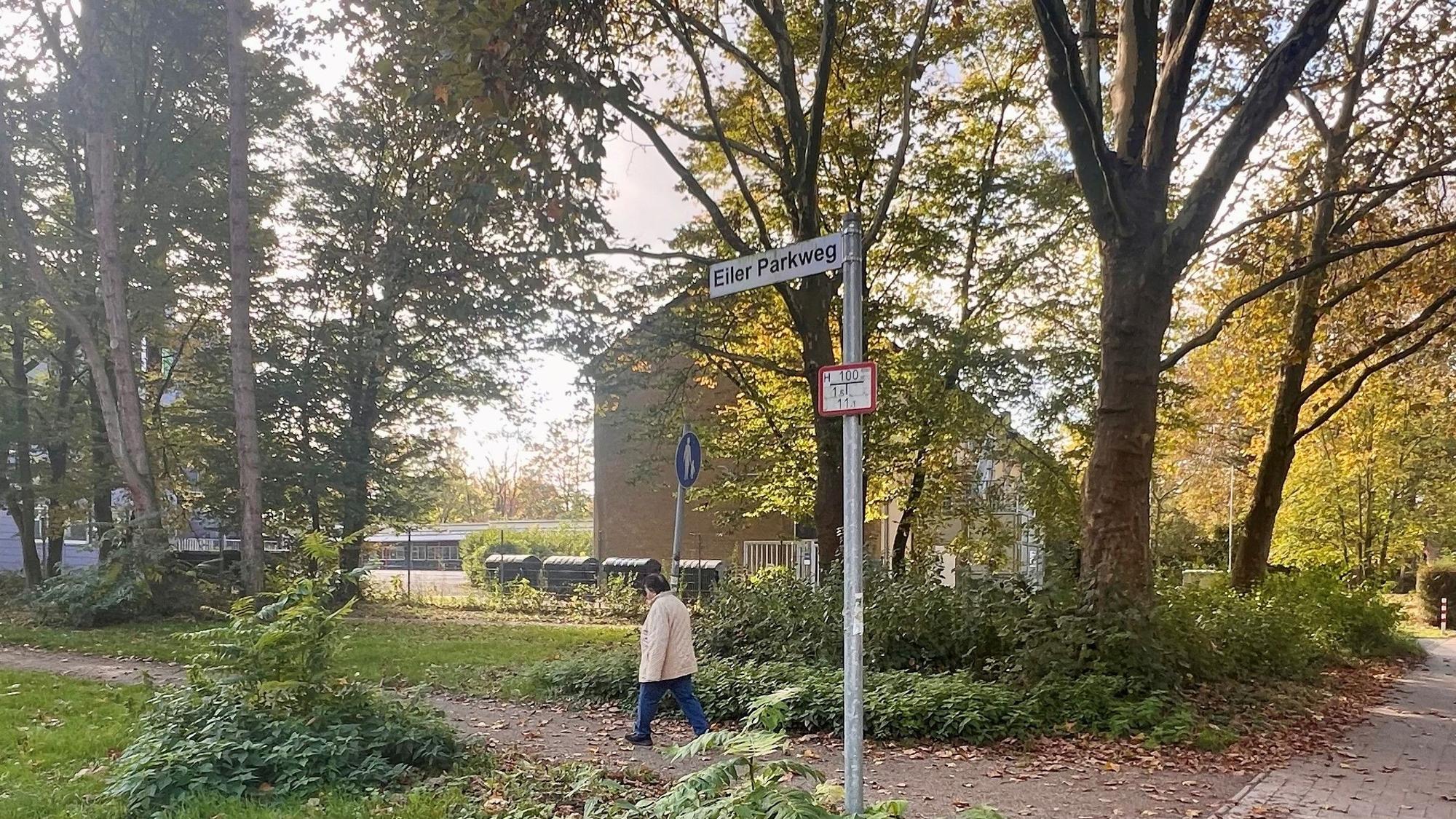 Zu sehen ist der Ein- und Ausgang des Eiler Parkwegs in Porz.