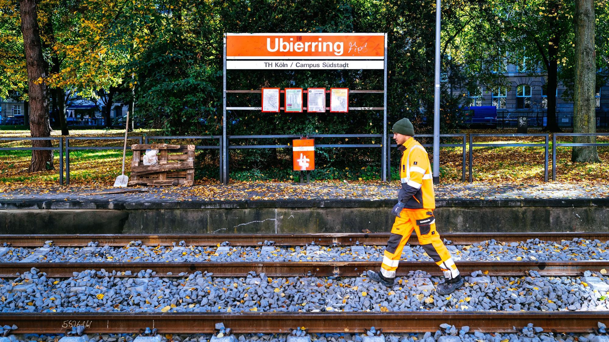 An der Haltestelle „Ubierring“ erneuerten die KVB die Bahnsteige.