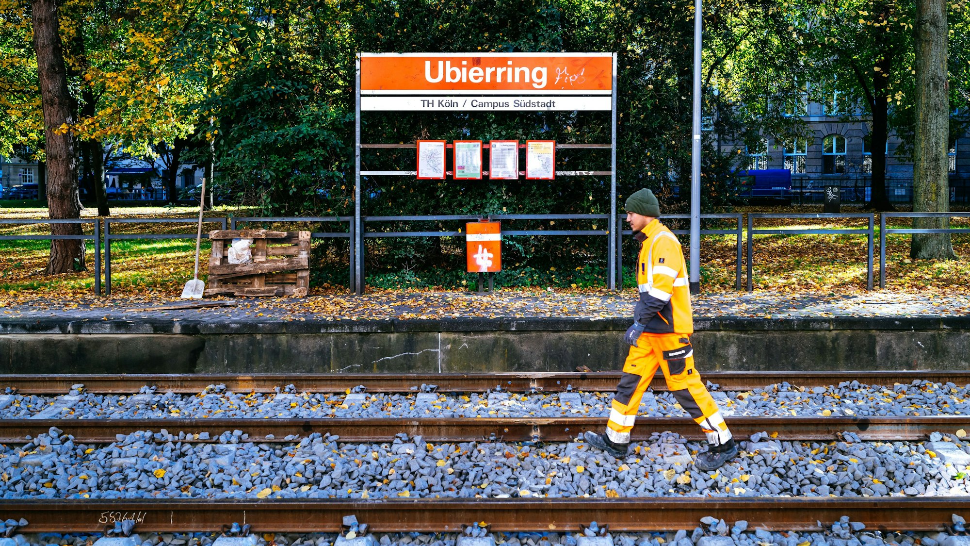 An der Haltestelle „Ubierring“ erneuerten die KVB die Bahnsteige.