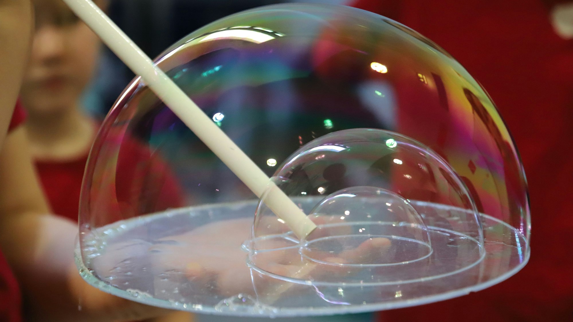 In einer Seifenblase sind noch zwei weitere.