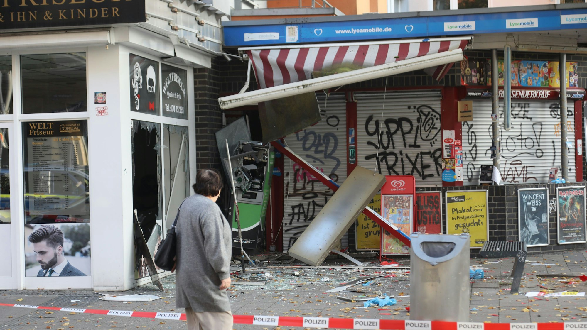 In der Nacht auf Mittwoch (23. Oktober) ist ein Geldautomat an der Frankfurter Straße in Köln-Mülheim gesprengt worden.