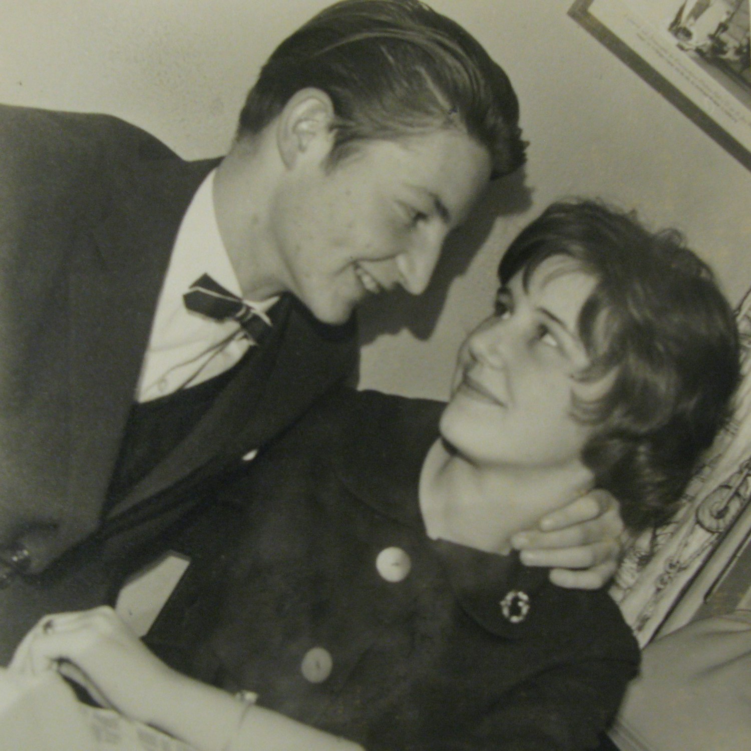 Ein altes Schwarzweiß-Foto von 1961 zeigt das Paar, als es sich verlobte.