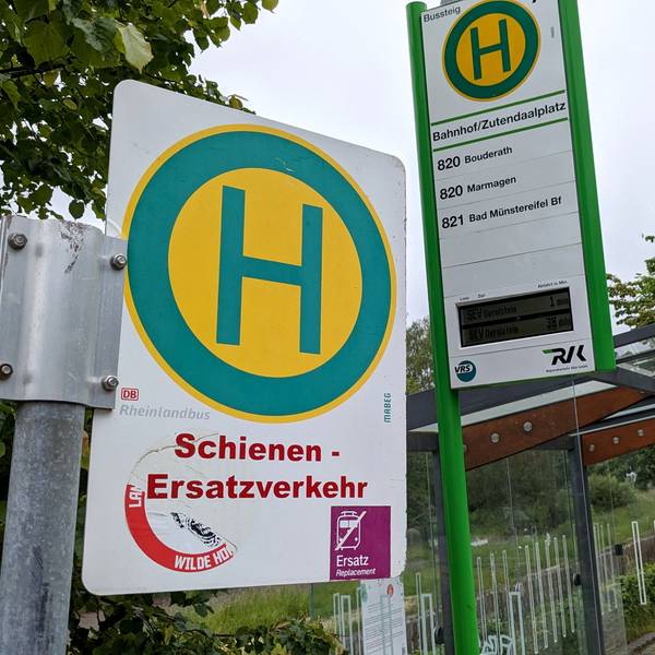 Hinweisschild auf die Haltestelle des Schienenersatzverkehrs am Bahnhof in Nettersheim.