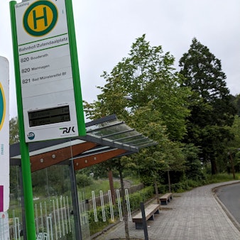 Hinweisschild auf die Haltestelle des Schienenersatzverkehrs am Bahnhof in Nettersheim.