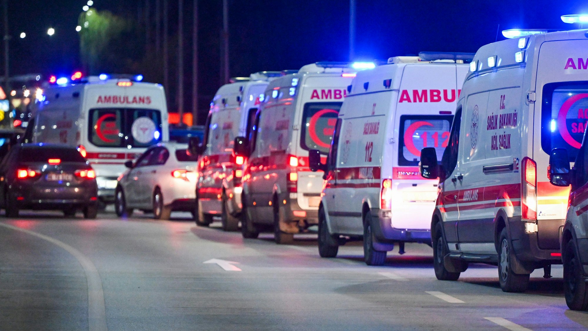 Zahlreiche Krankenwagen auf dem Weg zum Ort des Anschlags in Ankara.