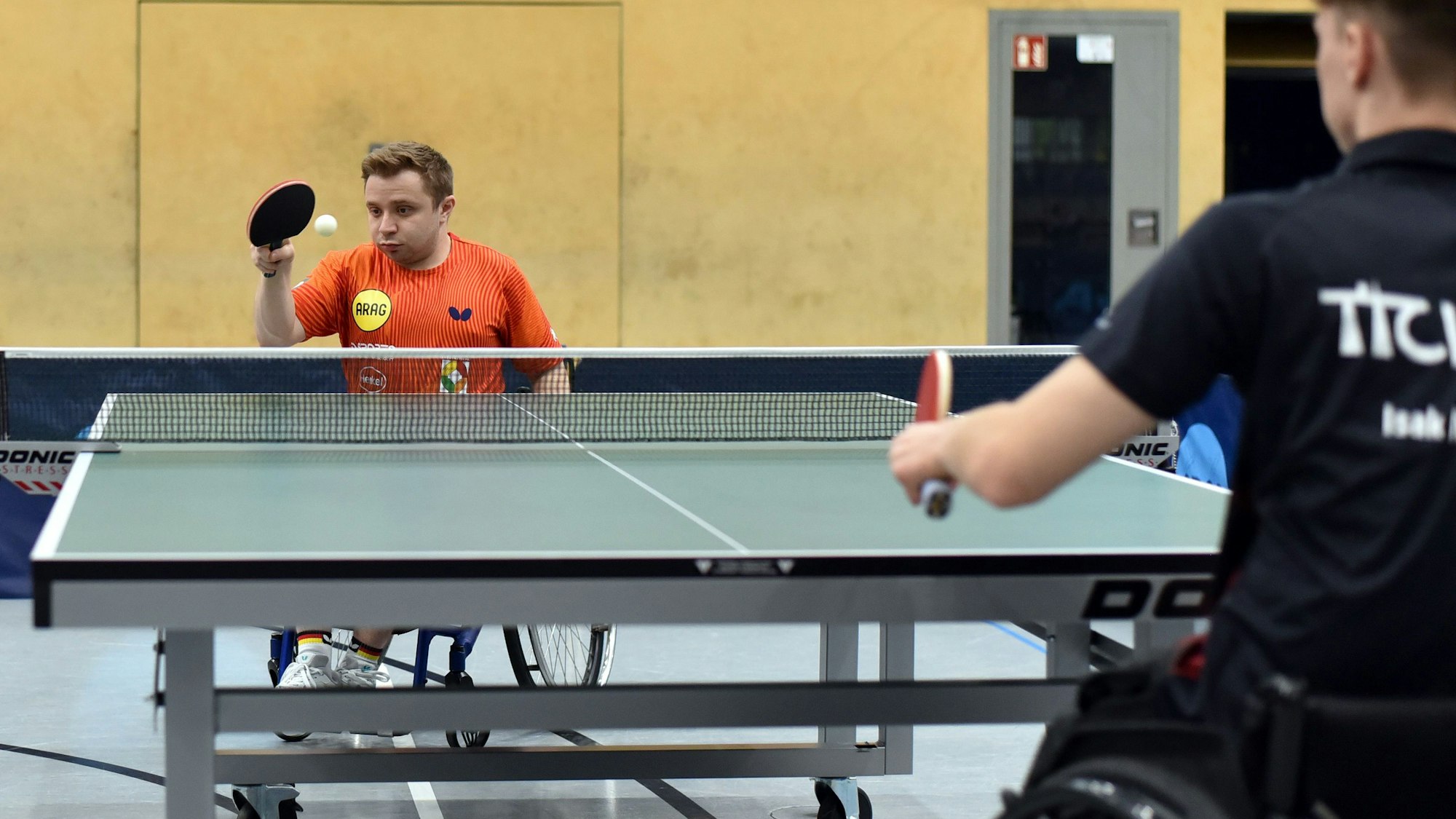 Blick auf zwei Tischtennisspieler in Aktion