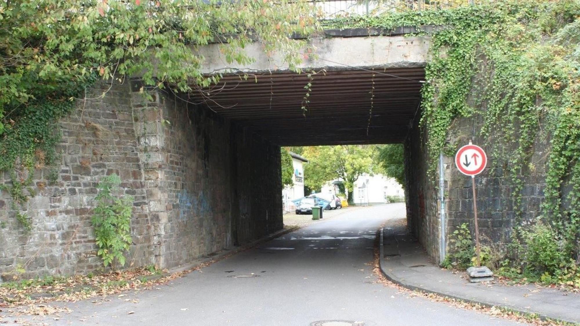 Die Eisenbahnbrücke über ddie Elmoresstraße in Windeck-Schladern will die DB 2027 abreißen und neu bauen.