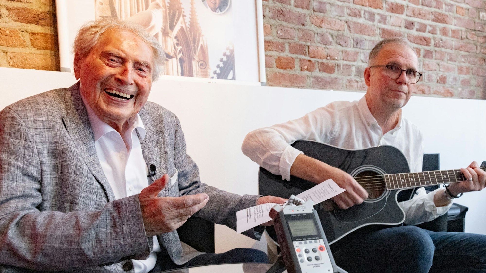 Gemeinsames Lied: Ludwig Sebus hat mit Wolfgang Löhr (r.) das Stück „Süpers Häns“ gesungen.