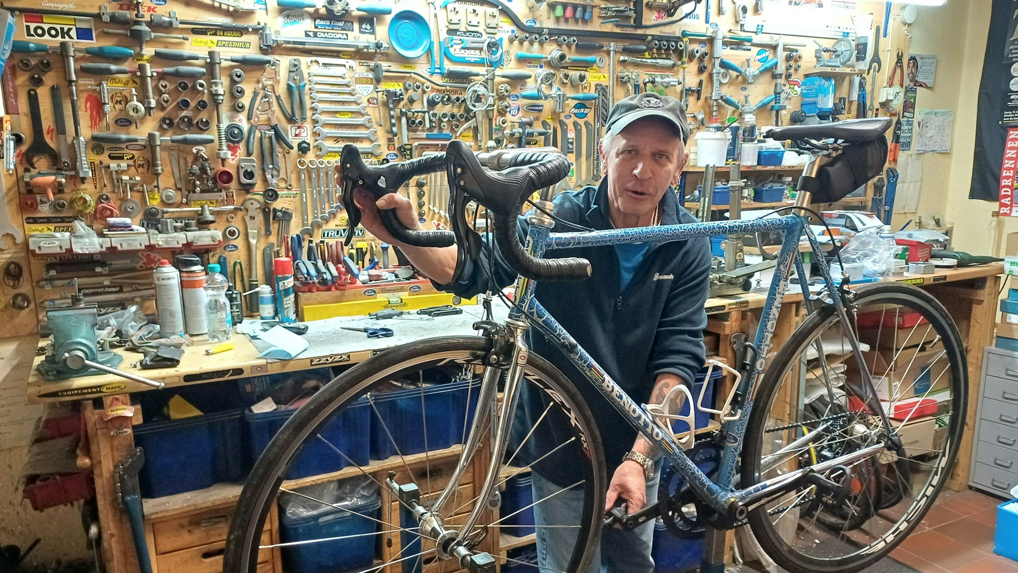 Peter Czock ist seit 16 Jahren mit seinem Fahrradgeschäft in Nippes – er kommt ohne Aushilfe aus und legt Wert auf solide und gründliche Arbeit.