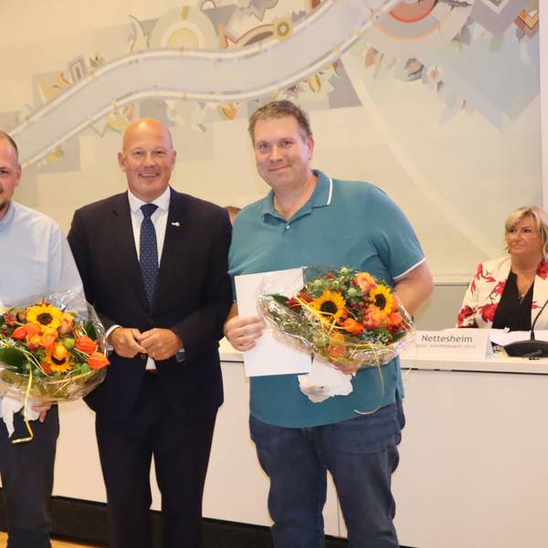 Das Bild zeigt Tim Poetschulat und Kay Brüggen. Beide wurden von Landrat Frank Rock für ihren Einsatz geehrt.