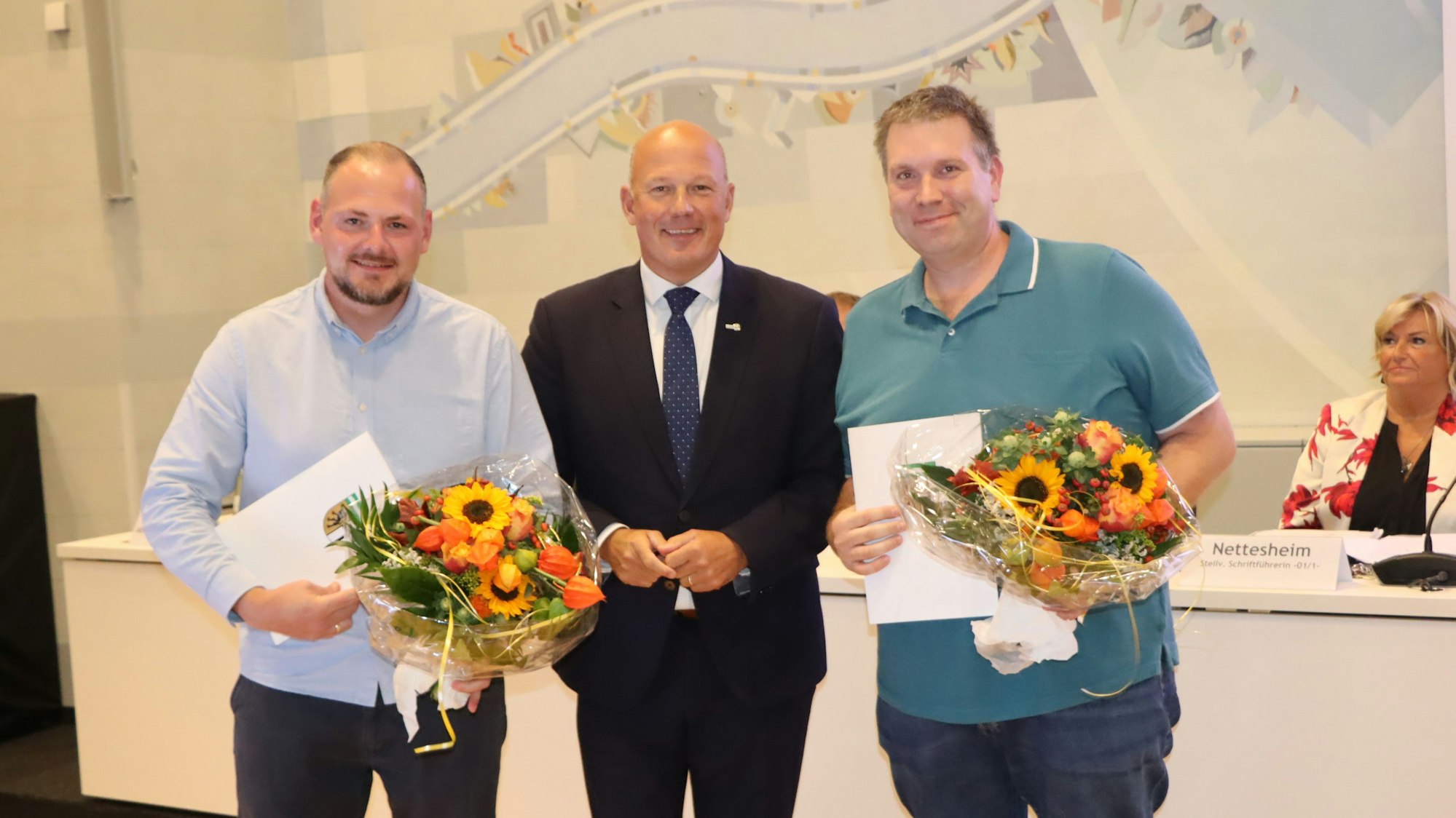 Das Bild zeigt Tim Poetschulat und Kay Brüggen. Beide wurden von Landrat Frank Rock für ihren Einsatz geehrt.